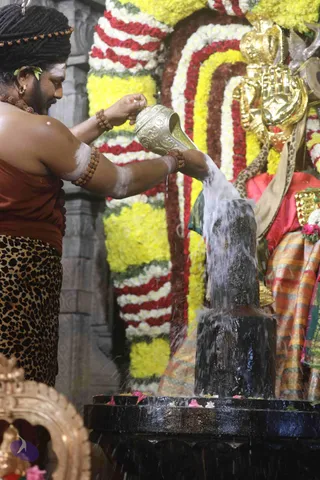 4-Swayumbhu-Linga-Abhisekam_Photo_1032_7T7A9146_CMP_WM