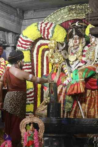 4-Swayumbhu-Linga-Abhisekam_Photo_1034_7T7A9155_CMP_WM