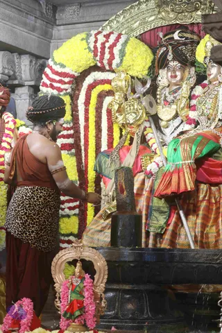 4-Swayumbhu-Linga-Abhisekam_Photo_1035_7T7A9157_CMP_WM