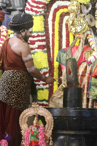 4-Swayumbhu-Linga-Abhisekam_Photo_1036_7T7A9158_CMP_WM