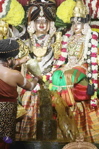 4-Swayumbhu-Linga-Abhisekam_Photo_1042_7T7A9178_CMP_WM
