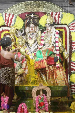 4-Swayumbhu-Linga-Abhisekam_Photo_1043_7T7A9189_CMP_WM