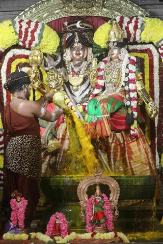 4-Swayumbhu-Linga-Abhisekam_Photo_1044_7T7A9190_CMP_WM