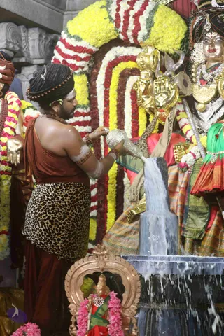 4-Swayumbhu-Linga-Abhisekam_Photo_1053_7T7A9253_CMP_WM