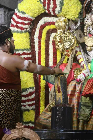 4-Swayumbhu-Linga-Abhisekam_Photo_1057_7T7A9257_CMP_WM