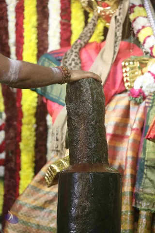 4-Swayumbhu-Linga-Abhisekam_Photo_1058_7T7A9264_CMP_WM