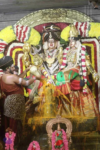 4-Swayumbhu-Linga-Abhisekam_Photo_1060_7T7A9268_CMP_WM