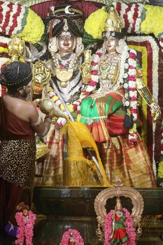 4-Swayumbhu-Linga-Abhisekam_Photo_1061_7T7A9274_CMP_WM