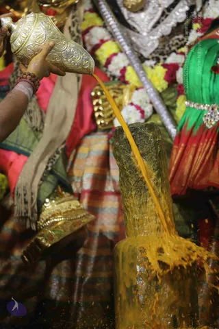 4-Swayumbhu-Linga-Abhisekam_Photo_1062_7T7A9275_CMP_WM