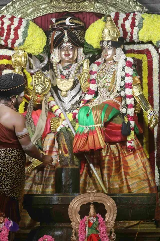 4-Swayumbhu-Linga-Abhisekam_Photo_1064_7T7A9284_CMP_WM