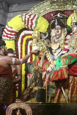 4-Swayumbhu-Linga-Abhisekam_Photo_1065_7T7A9289_CMP_WM