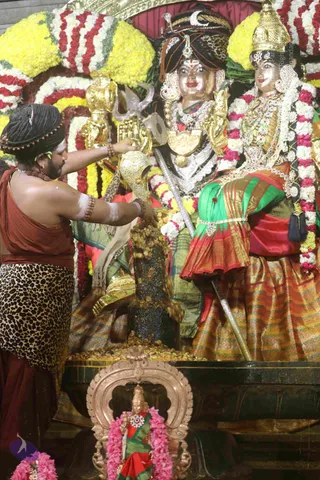 4-Swayumbhu-Linga-Abhisekam_Photo_1068_7T7A9302_CMP_WM