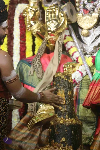 4-Swayumbhu-Linga-Abhisekam_Photo_1071_7T7A9305_CMP_WM