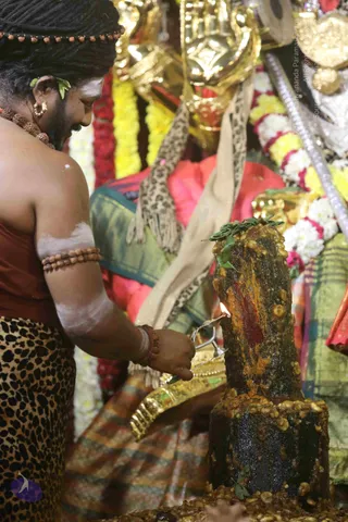 4-Swayumbhu-Linga-Abhisekam_Photo_1075_7T7A9310_CMP_WM