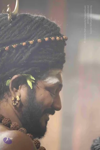 4-Swayumbhu-Linga-Abhisekam_Photo_1077_7T7A9321_CMP_WM