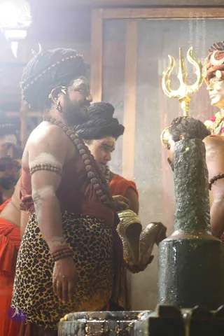 4-Swayumbhu-Linga-Abhisekam_Photo_1079_7T7A9330_CMP_WM