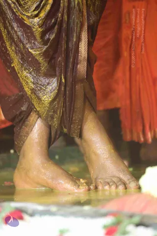 4-Swayumbhu-Linga-Abhisekam_Photo_1080_7T7A9340_CMP_WM