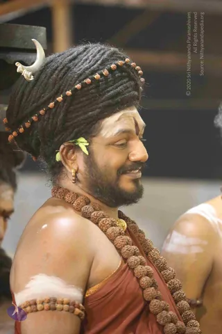 4-Swayumbhu-Linga-Abhisekam_Photo_1085_7T7A9359_CMP_WM
