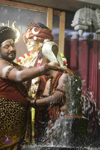 4-Swayumbhu-Linga-Abhisekam_Photo_1086_7T7A9375_CMP_WM