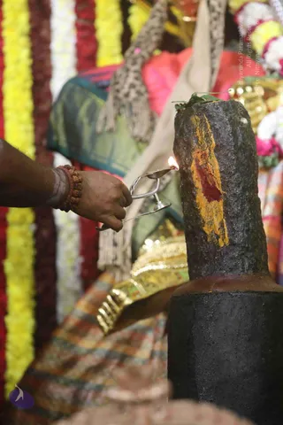4-Swayumbhu-Linga-Abhisekam_Photo_1088_7T7A9386_CMP_WM