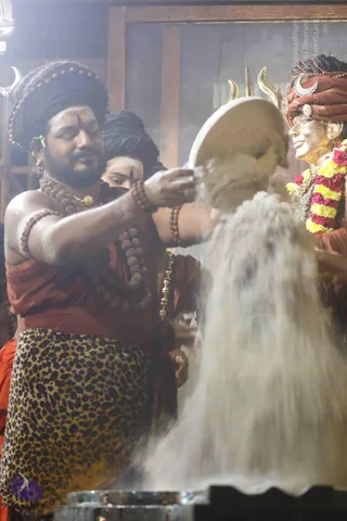 4-Swayumbhu-Linga-Abhisekam_Photo_1089_7T7A9388_CMP_WM