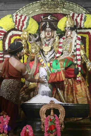 4-Swayumbhu-Linga-Abhisekam_Photo_1092_7T7A9392_CMP_WM