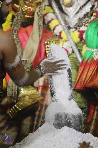 4-Swayumbhu-Linga-Abhisekam_Photo_1093_7T7A9393_CMP_WM