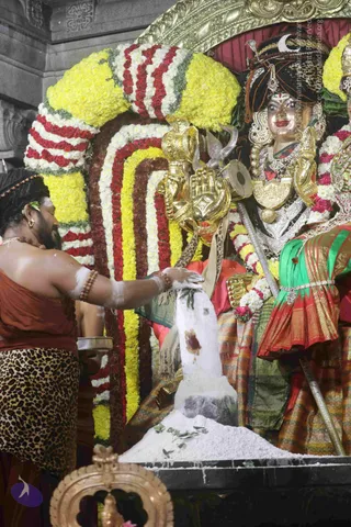 4-Swayumbhu-Linga-Abhisekam_Photo_1098_7T7A9408_CMP_WM