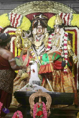 4-Swayumbhu-Linga-Abhisekam_Photo_1106_7T7A9447_CMP_WM