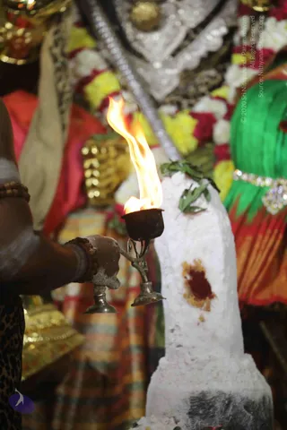4-Swayumbhu-Linga-Abhisekam_Photo_1107_7T7A9455_CMP_WM