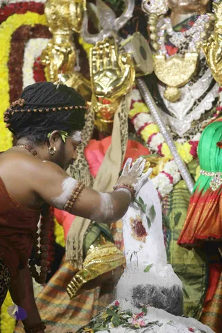4-Swayumbhu-Linga-Abhisekam_Photo_1114_7T7A9476_CMP_WM