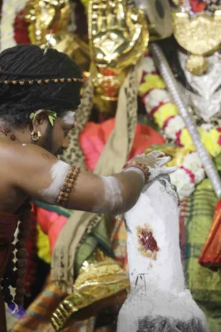 4-Swayumbhu-Linga-Abhisekam_Photo_1115_7T7A9477_CMP_WM