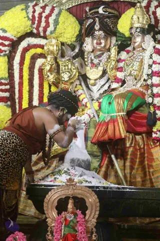 4-Swayumbhu-Linga-Abhisekam_Photo_1117_7T7A9483_CMP_WM