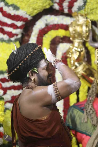 4-Swayumbhu-Linga-Abhisekam_Photo_1121_7T7A9496_CMP_WM