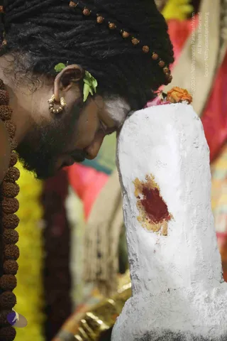 4-Swayumbhu-Linga-Abhisekam_Photo_1124_7T7A9517_CMP_WM