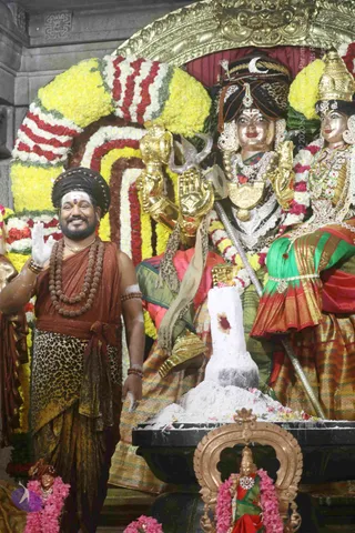4-Swayumbhu-Linga-Abhisekam_Photo_1125_7T7A9525_CMP_WM