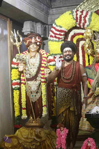 4-Swayumbhu-Linga-Abhisekam_Photo_1126_7T7A9526_CMP_WM