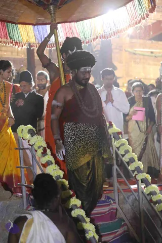 4-Swayumbhu-Linga-Abhisekam_Photo_1134_7T7A9550_CMP_WM