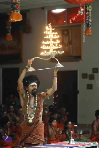 1-Pada –Puja-Satsang_Photo_1010_7T9A0124_CMP_WM